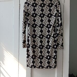 DIANE VON FURSTENBERG DRESS. BLACK AND WHITE COLOR. SIZE 2